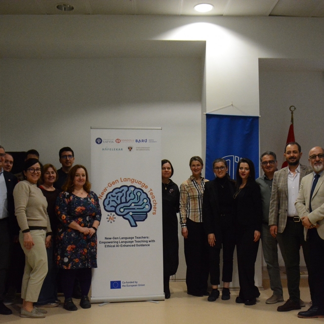 Eğitim Fakültesi'nde yapay zekâ destekli öğretmen eğitimi projesi başlatıld...