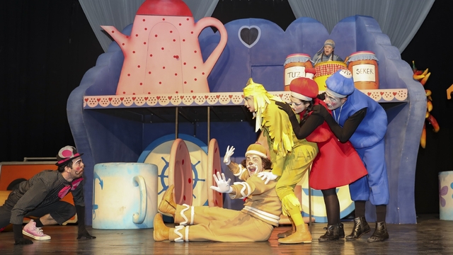 Mersin'de 'Bisküvi Adam' oyunu miniklerle buluştu