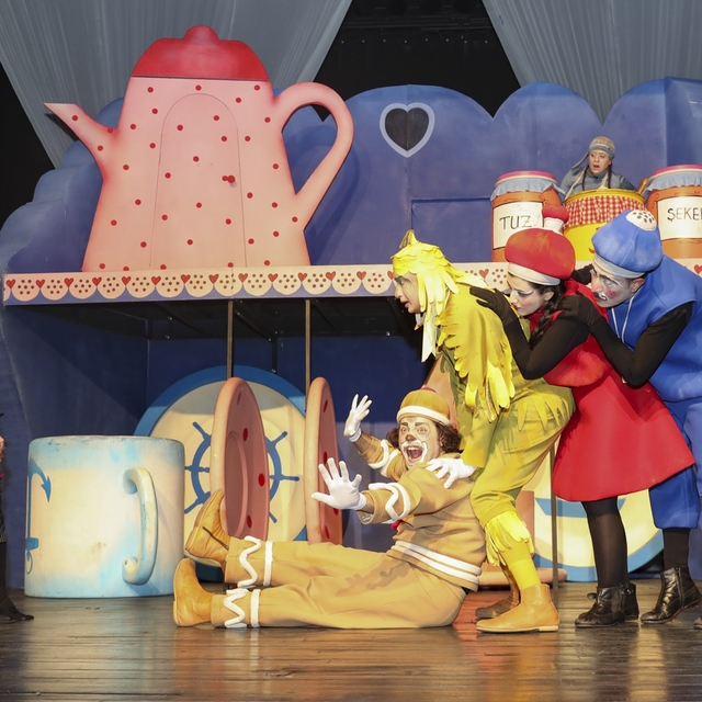 Mersin'de 'Bisküvi Adam' oyunu miniklerle buluştu