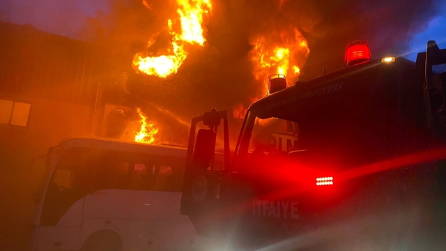 Antalya'da inşaat malzemeleri deposunda yangın
Yaklaşık 2 saatlik çalışma sonucu söndürülen yangında depo ve yakınındaki bir midibüs zarar gördü