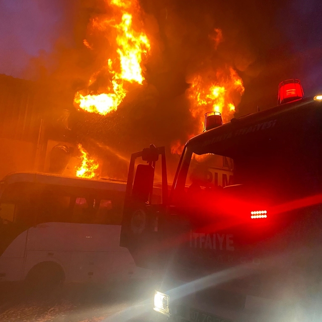 Antalya'da inşaat malzemeleri deposunda yangın
Yaklaşık 2 saatlik çalışma s...