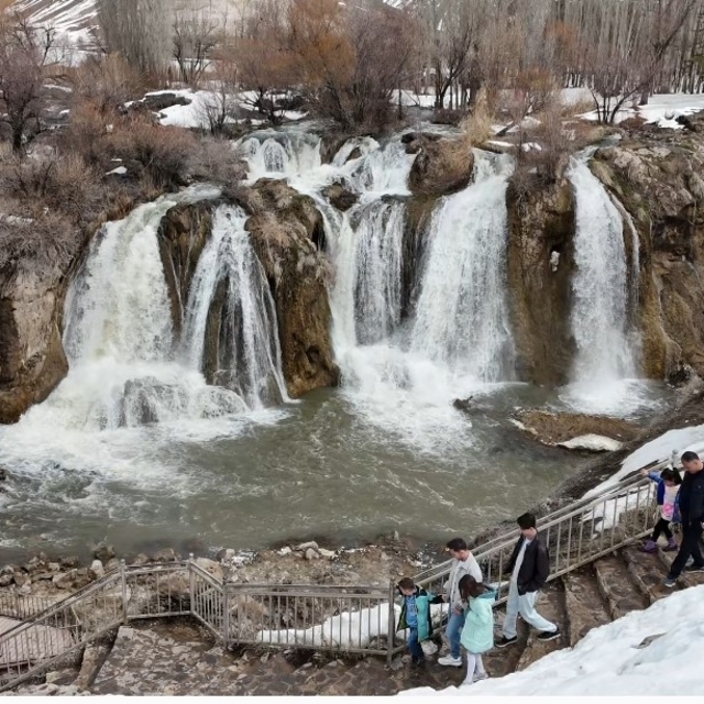 Muradiye Şelalesi her mevsim ayrı bir güzel