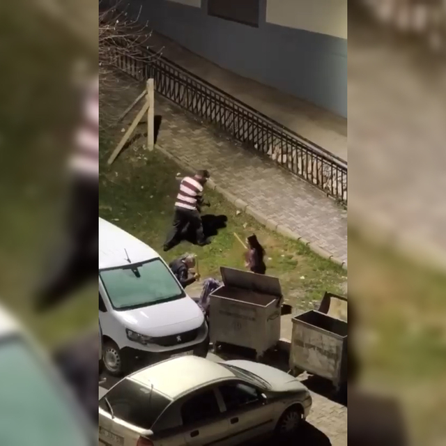 Evinin önüne gittiği eski eşiyle tartışan kişiyi, komşular sopayla dövdü; o...