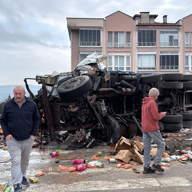 Fren sisteminde arıza olduğu iddia edilen kamyon, 4 araca çarptı: 19 yaralı