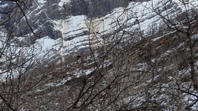 Kar kütlesi şelale gibi aktı