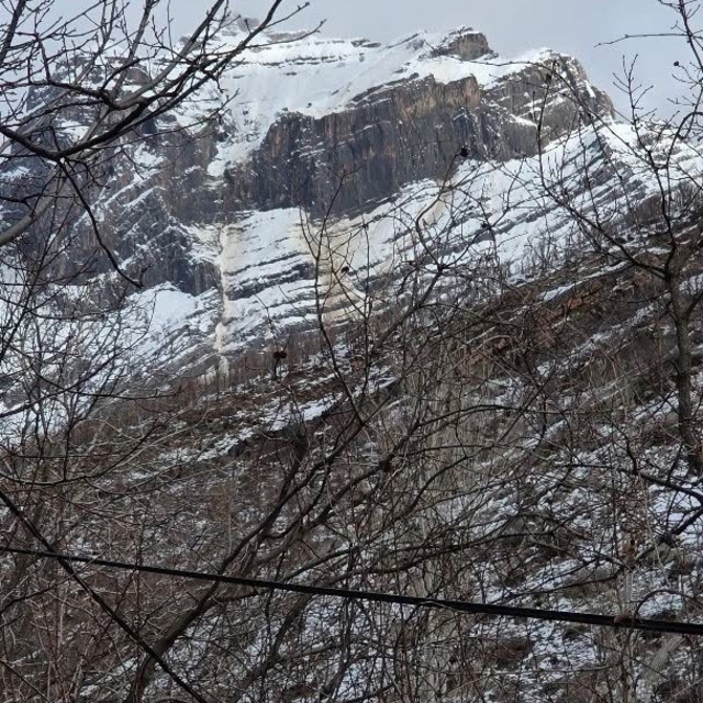 Kar kütlesi şelale gibi aktı