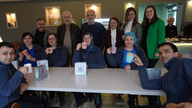 Ünlü oyuncu Çelebi down sedromlu bireylerin çalıştığı kafede
Down Sendromu Farkındalık Gününde anlamlı etkinlik