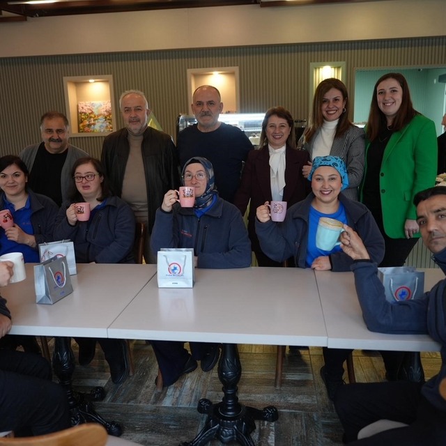 Ünlü oyuncu Çelebi down sedromlu bireylerin çalıştığı kafede
Down Sendromu...