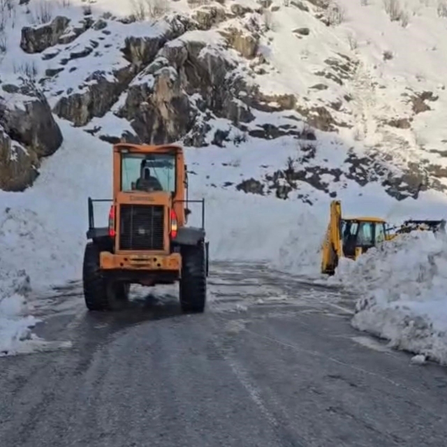 Çığın düştüğü Şırnak-Hakkari yolu ulaşıma açıldı