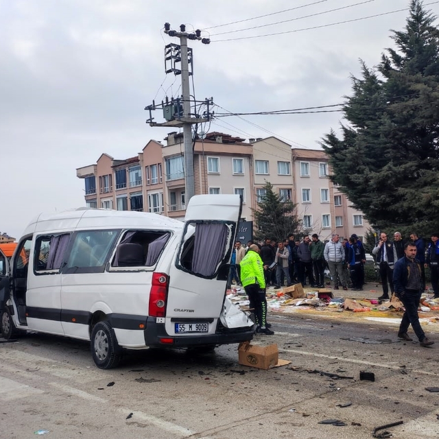 Samsun'da altı aracın karıştığı kazada 19 kişi yaralandı