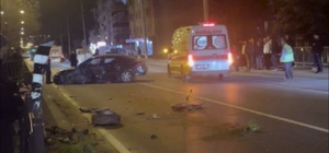 Kediye çarpmamak için manevra yapıp refüjdeki korkuluklara vurdu; 2 yaralı