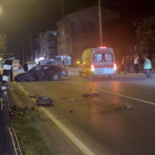 Kediye çarpmamak için manevra yapıp refüjdeki korkuluklara vurdu; 2 yaralı