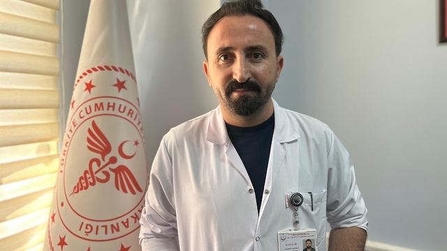 Başhekim Yardımcısı Yeler'den kolon ve mide kanserine karşı tarama çağrısı
Van Gölü Havzası'ndaki kanser riskine karşı 'gaitada gizli kan' testi uyarısı
Dr. Ayvaz Yeler: "Kolorektal kanserler erken evrede tedavi edilebilir"