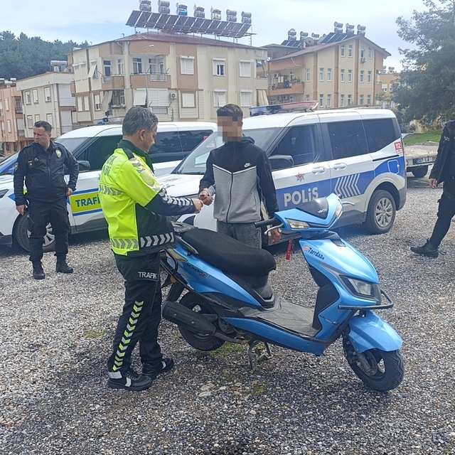 Ceza yememek için plakayı kapattı: 223 bin 719 TL ceza yedi
Plakayı kapatan...