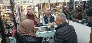 Altın fiyatları düştü, vatandaş kuyumculara akın etti