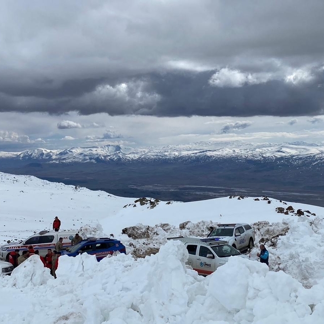 Ağrı Dağı'nda kaybolan kadın dağcıyı arama çalışmaları sürüyor