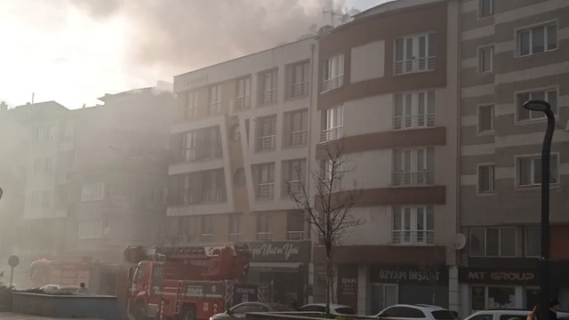 Bacada çıkan yangın sonucu cadde dumanla kaplandı
Paniğe sebep olan yangın itfaiye ekiplerince söndürüldü