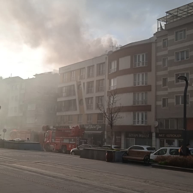 Bacada çıkan yangın sonucu cadde dumanla kaplandı
Paniğe sebep olan yangın...