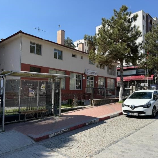 Gediz'de şehrin kalbindeki bina belediyeye kazandırıldı