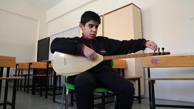 Gözleri görmeden hissederek çalıyor
Görmeden çalıyor ve söylüyor, ikinci Aşık Veysel yetişiyor