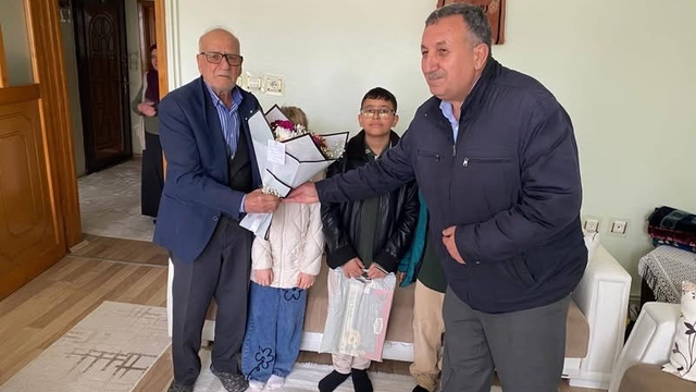 Diyarbakır'da öğrenciler, emekli öğretmenleri unutmadı