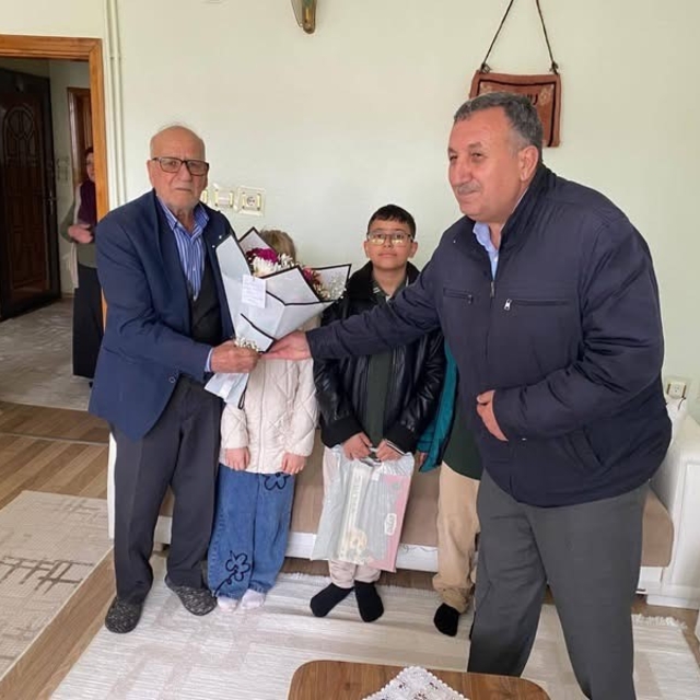 Diyarbakır'da öğrenciler, emekli öğretmenleri unutmadı