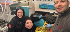 Dünyaya gözlerini ambulansta açtı