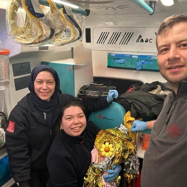 Dünyaya gözlerini ambulansta açtı