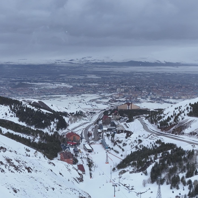 Kar kalınlığının 240 santimetre ölçüldüğü Palandöken'de kayak sezonu uzadı