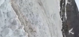 Hakkari'de köy yakınına çığ düşme anı görüntülendi