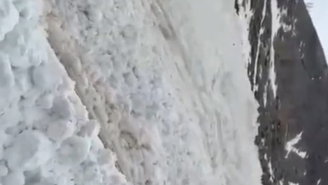 Hakkari'de köy yakınına çığ düşme anı görüntülendi