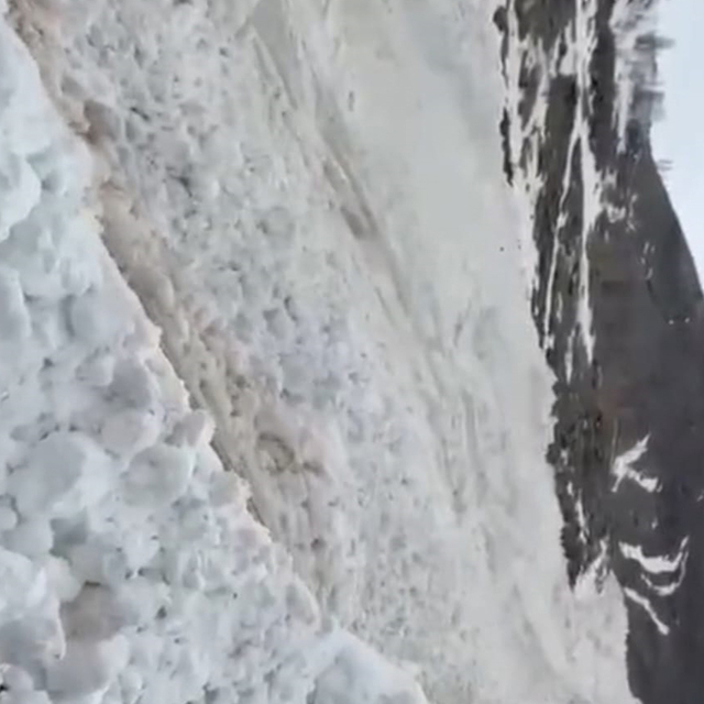 Hakkari'de köy yakınına çığ düşme anı görüntülendi