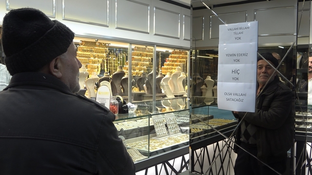 "Vallahi billahi yok" yazısı kuyumcuda izdihamı durduramadı
Vatandaş akın etti, kuyumcu çareyi yemin etmekte buldu