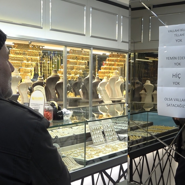 "Vallahi billahi yok" yazısı kuyumcuda izdihamı durduramadı
Vatandaş akın e...