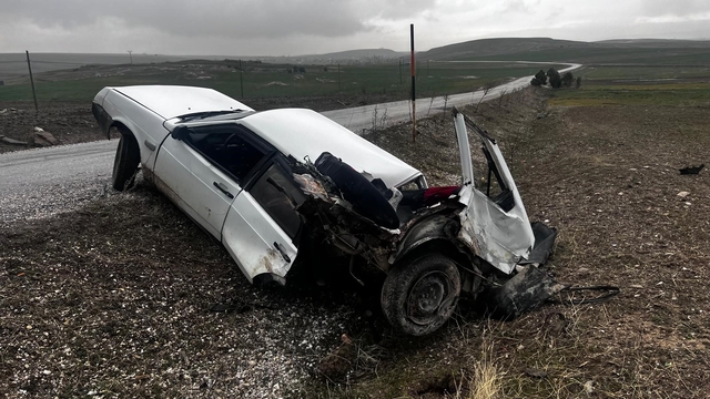 Kazada ikiye bölünen otomobil sürücüsü yaralandı