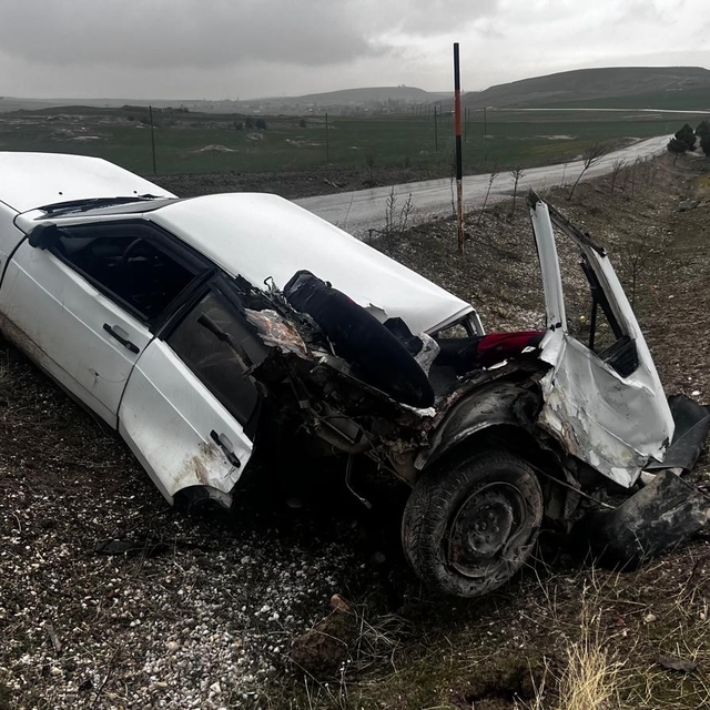 Kazada ikiye bölünen otomobil sürücüsü yaralandı