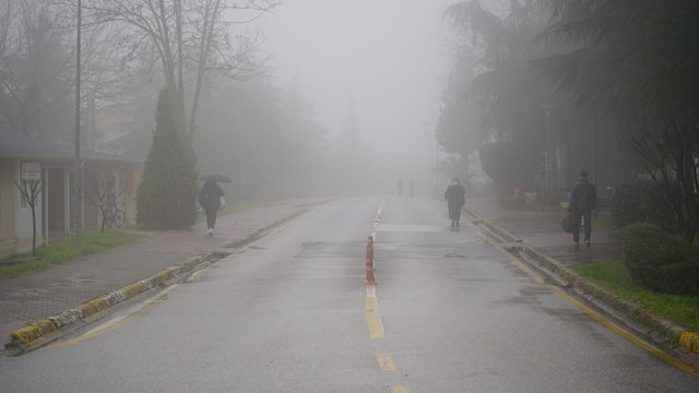 Sis ve yağmur etkili oldu: Kampüste görüş azaldı