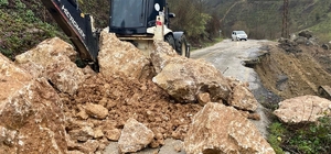 Aşırı yağışlar heyelana neden oldu yol çatladı
Heyelan bölgesinde yol güven...