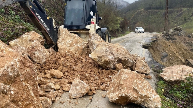 Aşırı yağışlar heyelana neden oldu yol çatladı
Heyelan bölgesinde yol güvenliği için kritik müdahale