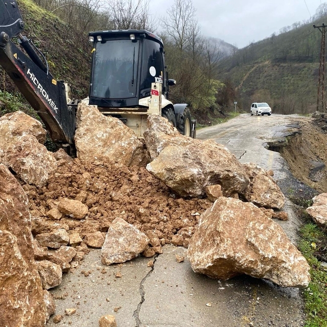 Aşırı yağışlar heyelana neden oldu yol çatladı
Heyelan bölgesinde yol güven...