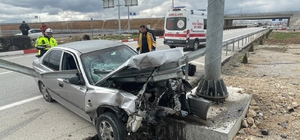 Otomobil demir bariyere ok gibi saplandı: Karı koca ölümden döndü