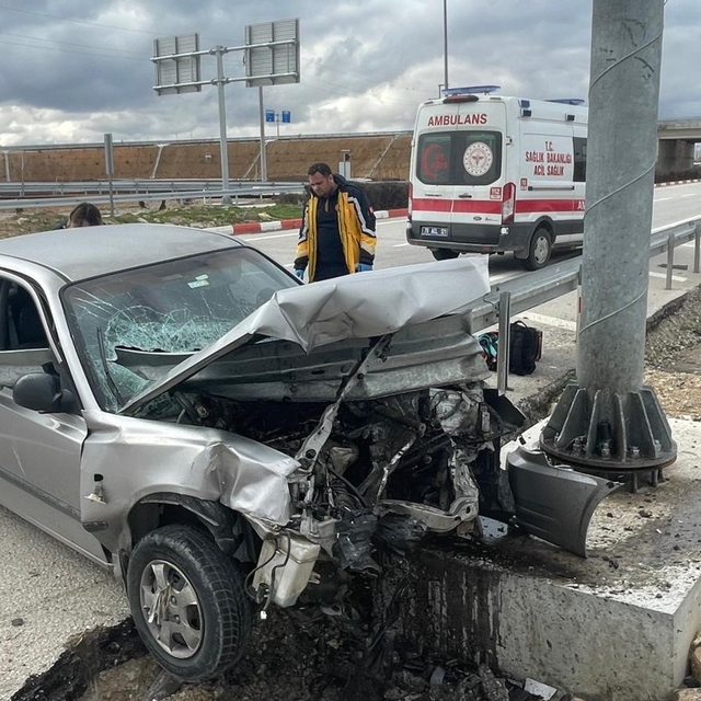 Otomobil demir bariyere ok gibi saplandı: Karı koca ölümden döndü