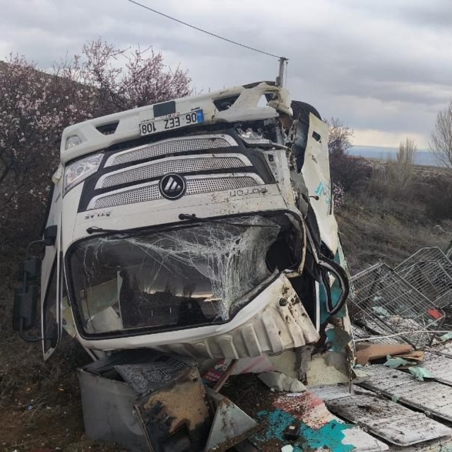 Kontrolden çıkan kamyonet devrildi: 1 yaralı