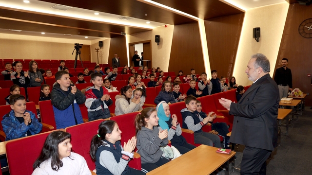 Başkan Yalçın'dan miniklere yerel yönetim dersi