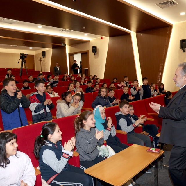 Başkan Yalçın'dan miniklere yerel yönetim dersi