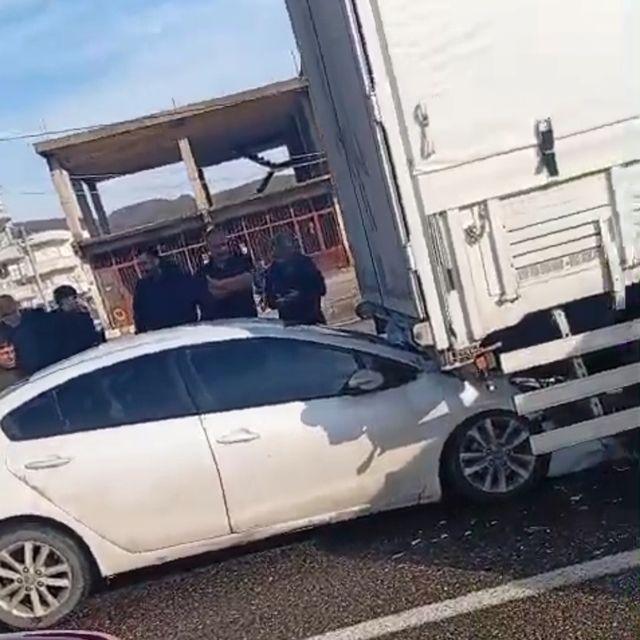 Otomobil kırmızı ışıkta bekleyen tıra çarptı, sürücü yaralandı