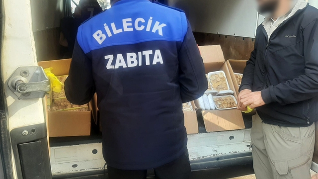 İncir paketleri üzerinde son kullanma tarihi hilesi
Son kullanma tarihleri silinmiş paketlere yeni tarihli etiketler basarak satmaya çalıştı, duyarlı vatandaşın ihbarı ile zabıtaya yakalandı
Bilecik Belediyesi Zabıta Müdürü Mücahit Öndersev,
"Bu ürünlerin hiçbirinin de faturası yok; nereden alındıkları da belli değil"