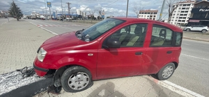 Otomobil refüje çıktı, sürücü kazayı yara almadan atlattı