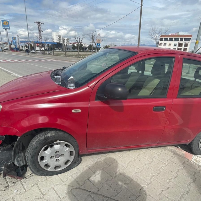 Otomobil refüje çıktı, sürücü kazayı yara almadan atlattı
