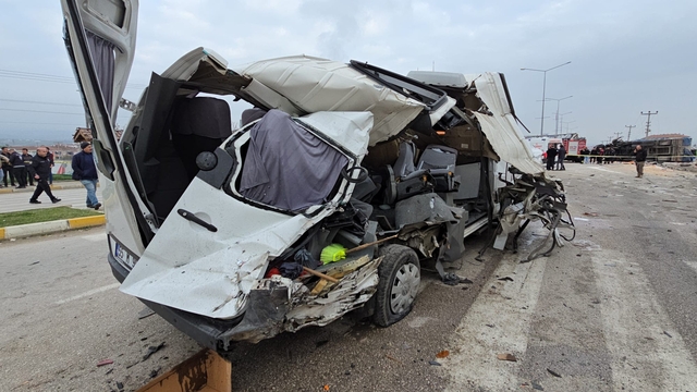 Samsun'daki kazada facianın eşiğinden dönüldü
Freni patlayan tır 6 araca çarptı, araçlar kağıt gibi katlandı, 10'u öğrenci 18 kişi yaralandı